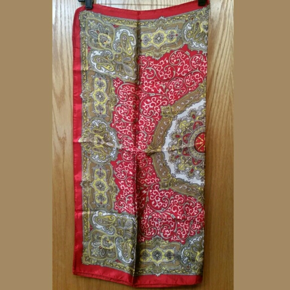 Vintage Queen Pearl Red Medallion Square Scarf Womens - Picture 4 of 5